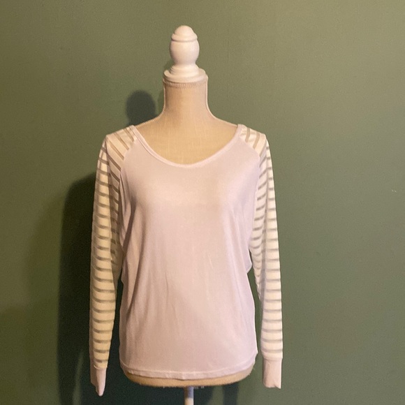 White top NWT sheer on sleeves size M 100% polyester - Picture 1 of 8